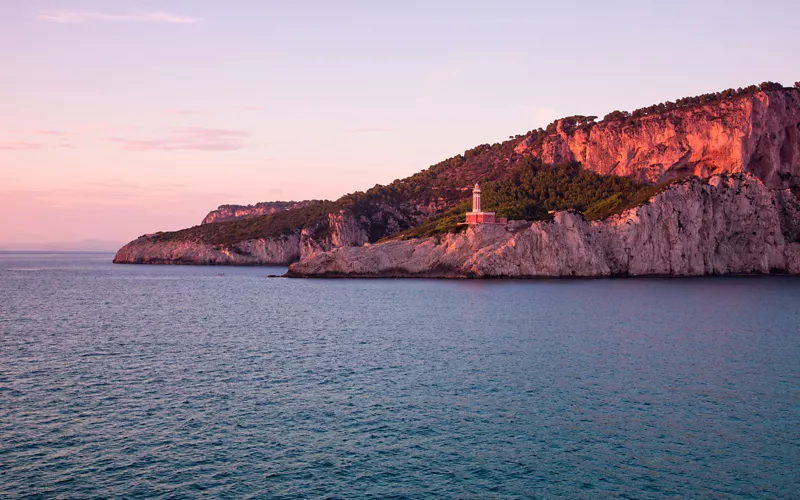 Las islas de Campania, sirenas en el mar, te envuelven en el encanto de la naturaleza y la poesía