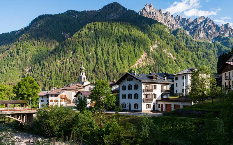 Gares, Canale d'Agordo, Col di Lana: the Tabià, the Pope's house and the war memorials