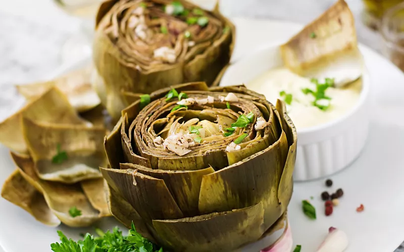 Die römische Artischocke zwischen Eigenschaften und typischen Gerichten