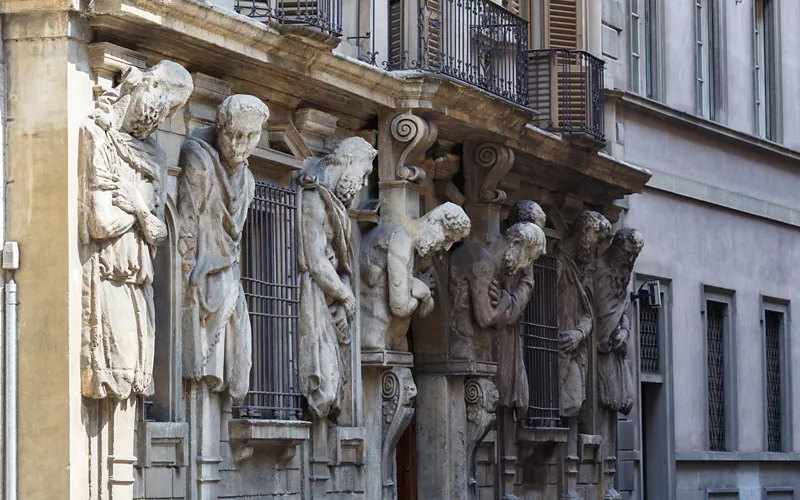 The House of the Omenoni: Barbarians live 500 metres from the Duomo