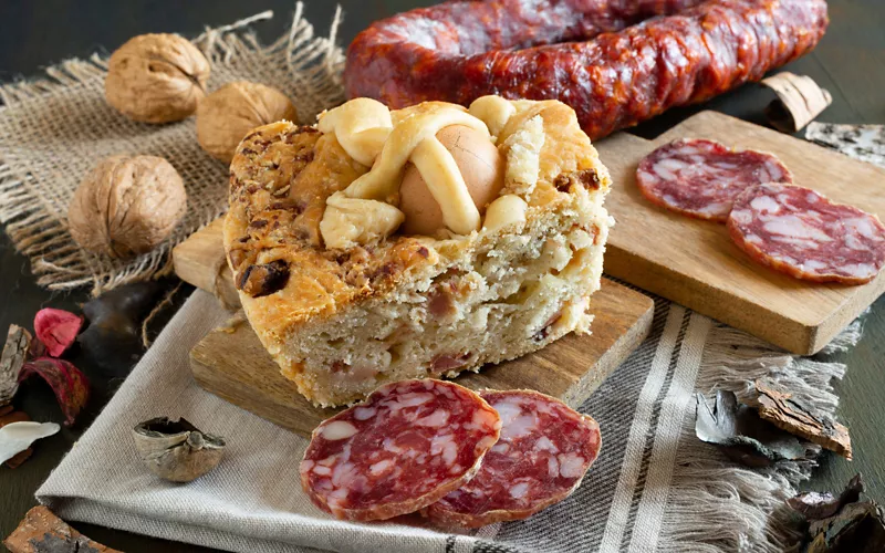 Rebanada de casatiello, plato típico de Nápoles de Pascua
