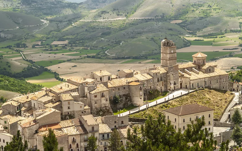 Castel del Monte and its surroundings: like in a Sergio Leone film