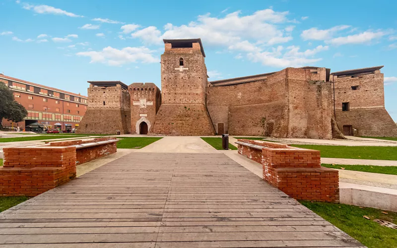 Mini-adventure at Castel Sismondo, a mediaeval cannon battle