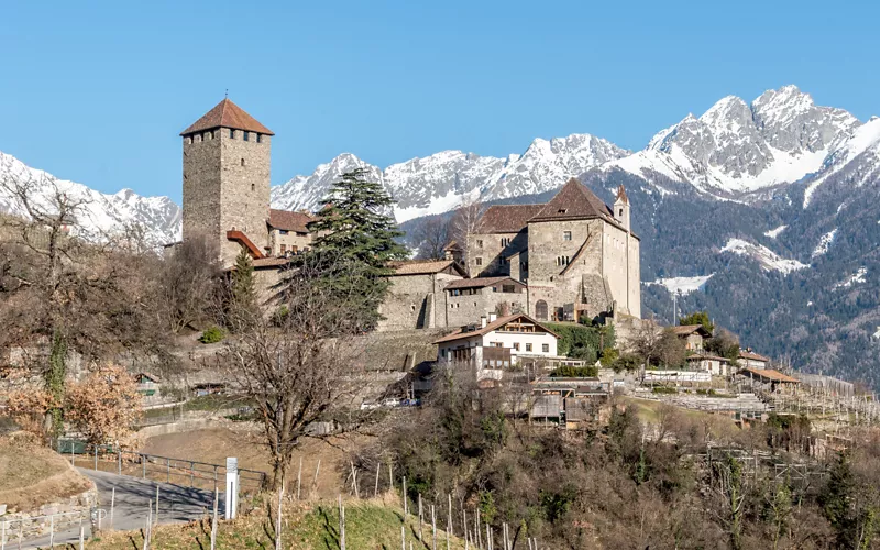 Castillo del Tirol: Museo de historia cultural y torre conmemorativa