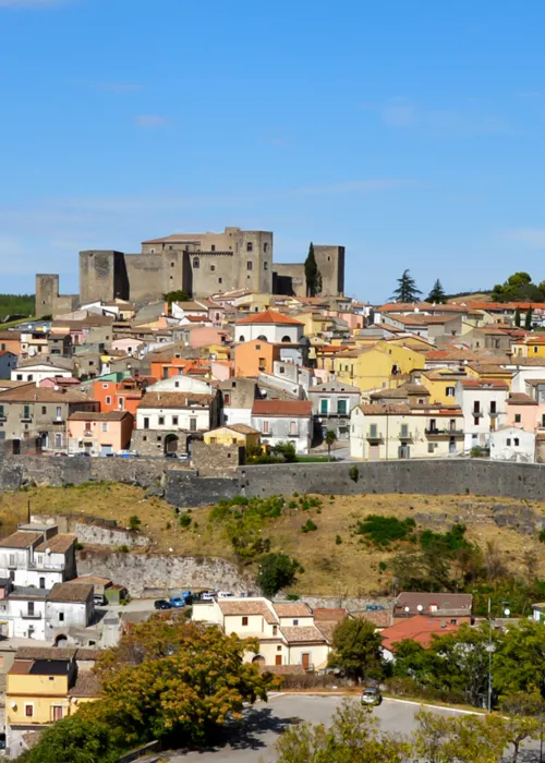 El castillo de Melfi, en Basilicata, una fortaleza y guía de la Edad Media