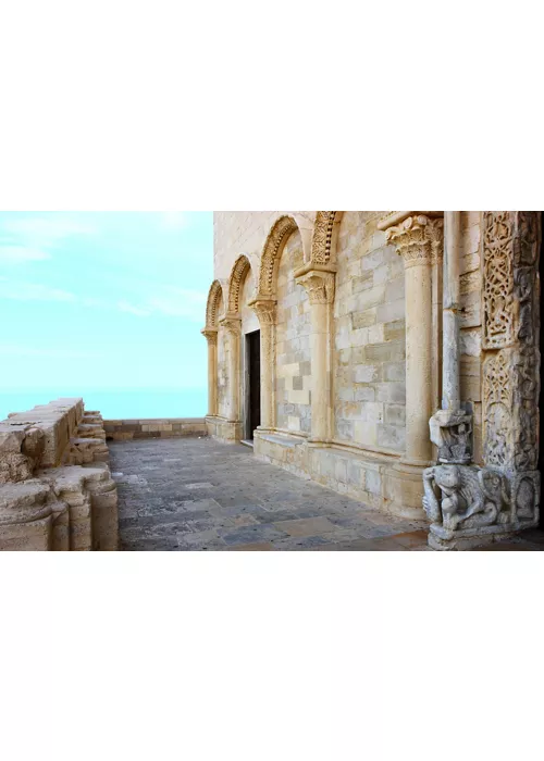 Cattedrali romaniche sul mare: la costa a nord di Bari