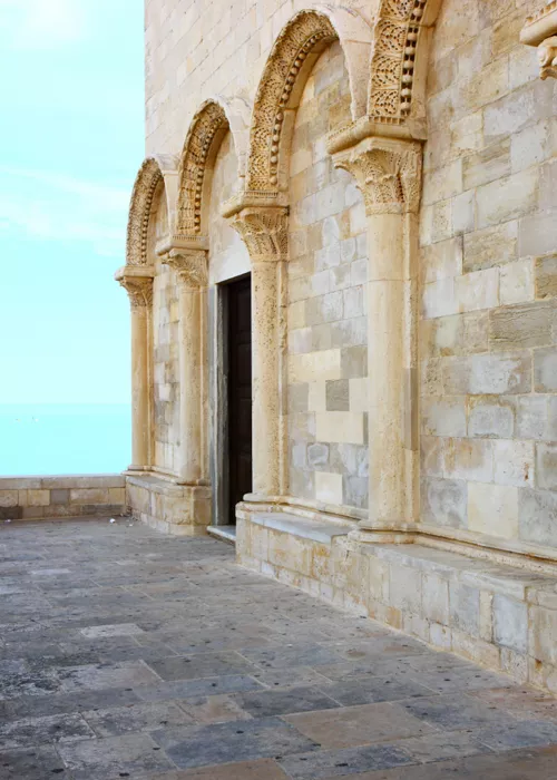 Cattedrali romaniche sul mare: la costa a nord di Bari