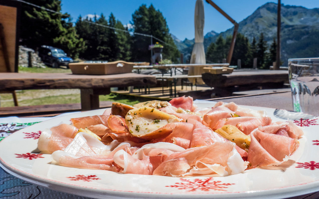 Food tour among the products of the Aosta Valley 