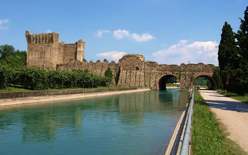 The Mincio cycle path is perfect for the whole family 