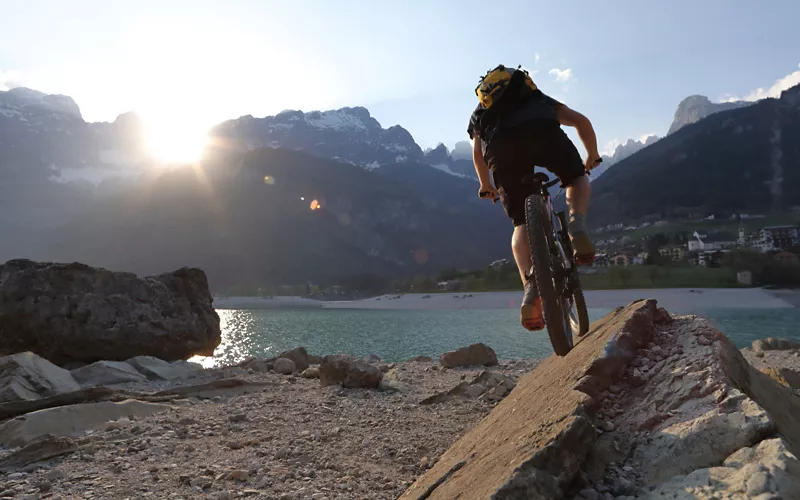 Cycloalpinisme sur les plans d'eau