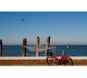 Entlang des Radwegs der Inseln von Venedig