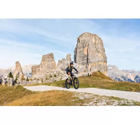 Fünf Etappen mit dem Fahrrad in den Dolomiten von Venetien
