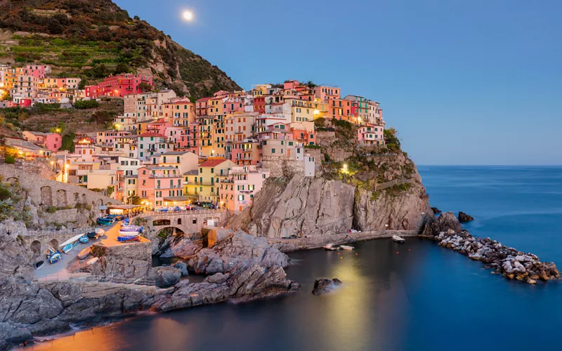 Vista nocturna de las Cinque Terre