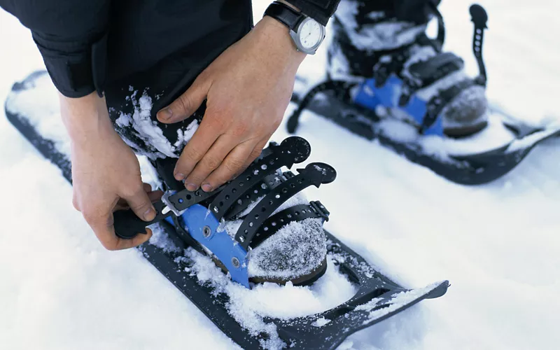 how to put on and use snowshoes