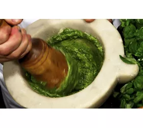 Cómo hacer pesto: 4 clases de cocina con vistas en Liguria