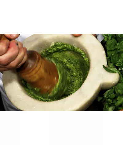 Cómo hacer pesto: 4 clases de cocina con vistas en Liguria