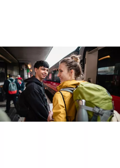 How to travel by bus or train with friends in an eco-friendly and fun way
