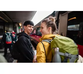 Cómo viajar con amigos en autobús o en tren de forma ecológica y divertida