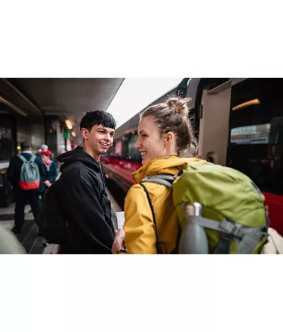 So reisen Sie mit dem Bus oder mit dem Zug mit Freunden auf umweltfreundliche und unterhaltsame Weise