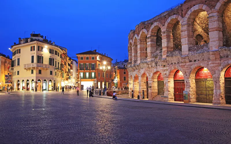 Prima (e dopo) spettacolo in Piazza Bra