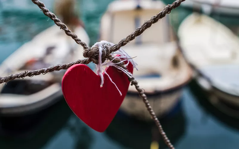 Corazón rojo en el puerto de Camogli