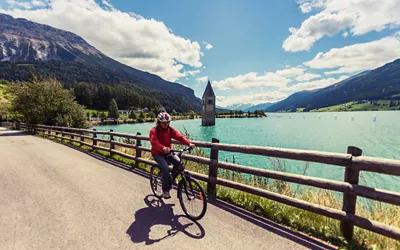 Tirol del Sur, Curon: el campanario sumergido en el lago Resia