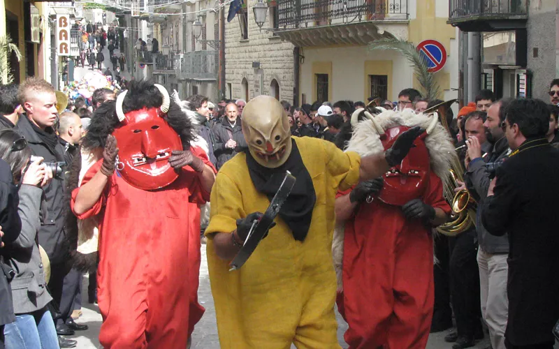 Danza de los Diablos, evento de Pascua en Sicilia