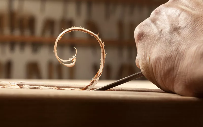 Vom Entwurf bis zum Endprodukt: Wie Holzbildhauer arbeiten