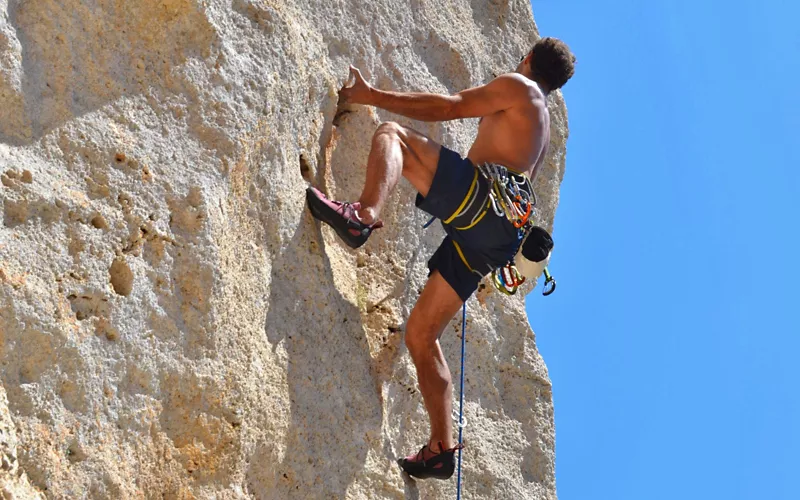 Dentro un cilindro scavato nella roccia o con vista mare