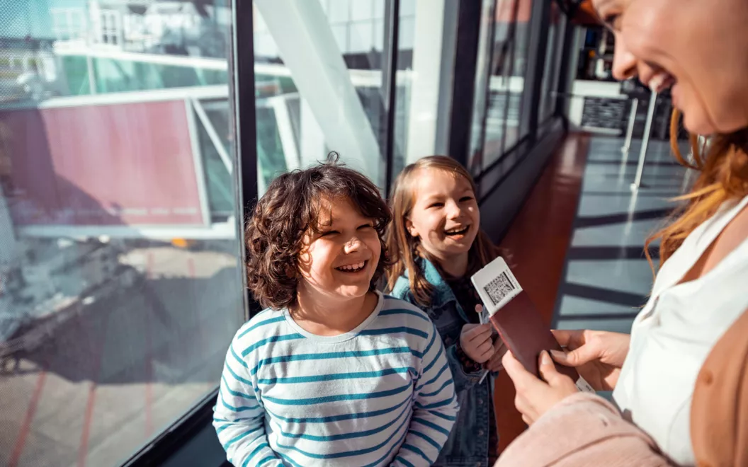 Una donna e due bambini con un biglietto aereo