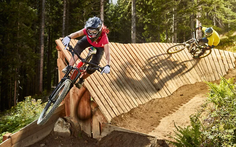 Downhill e slope style: pistas híbridas e variantes com rampas e drop