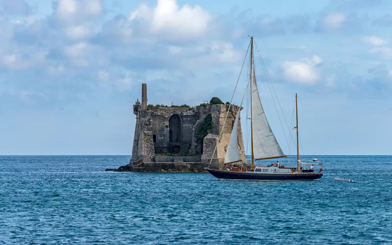 Sailing boat trips in Liguria: the attractions of the gulf of La Spezia