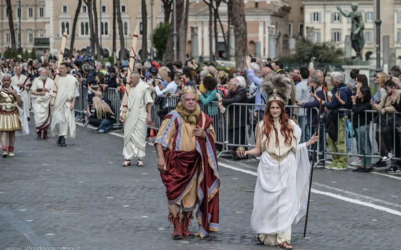 El desfile de máscaras de la fundación de Roma
