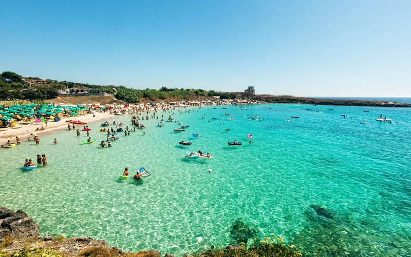 Gente nadando en el mar en Italia