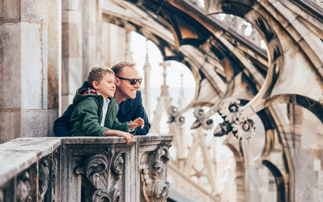 Un hombre y un niño en el tejado de la catedral de Milán