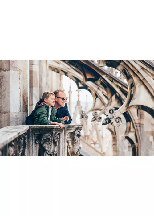 Un uomo e un bambino sul tetto del Duomo di Milano