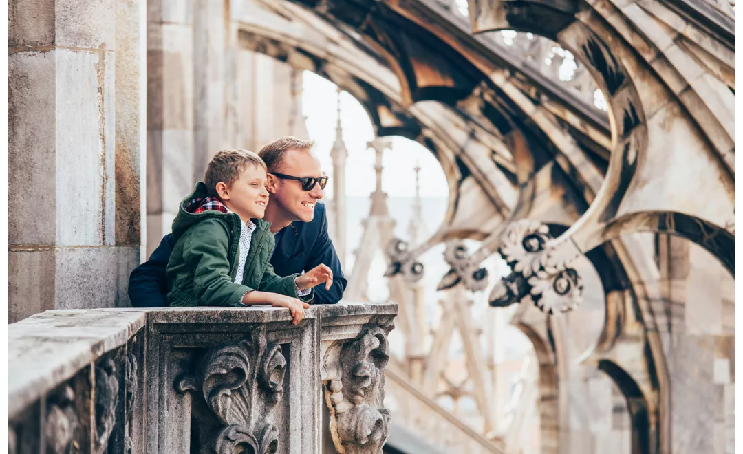 Un uomo e un bambino sul tetto del Duomo di Milano