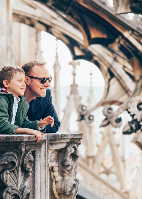Un uomo e un bambino sul tetto del Duomo di Milano