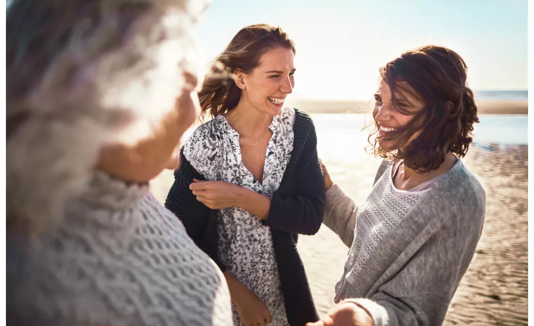 Tre donne al mare in primavera