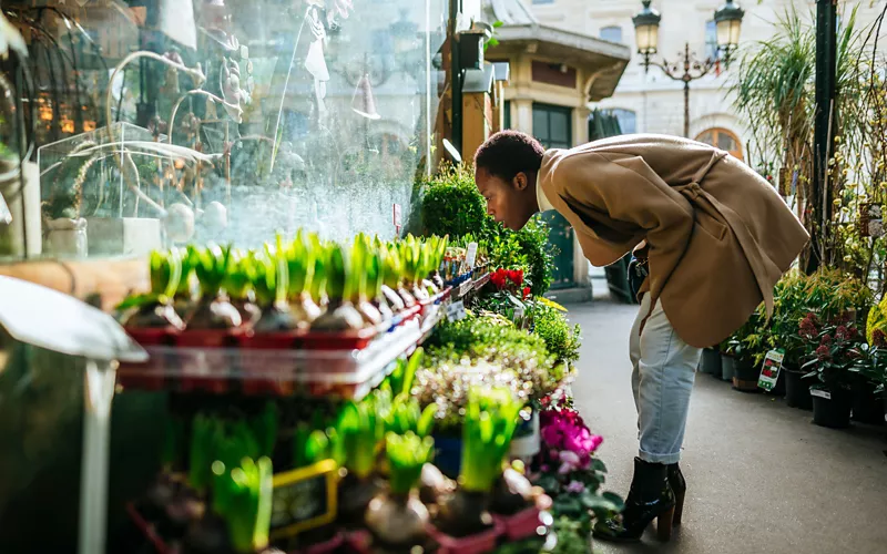 Mujer en el mercado de flores y plantas