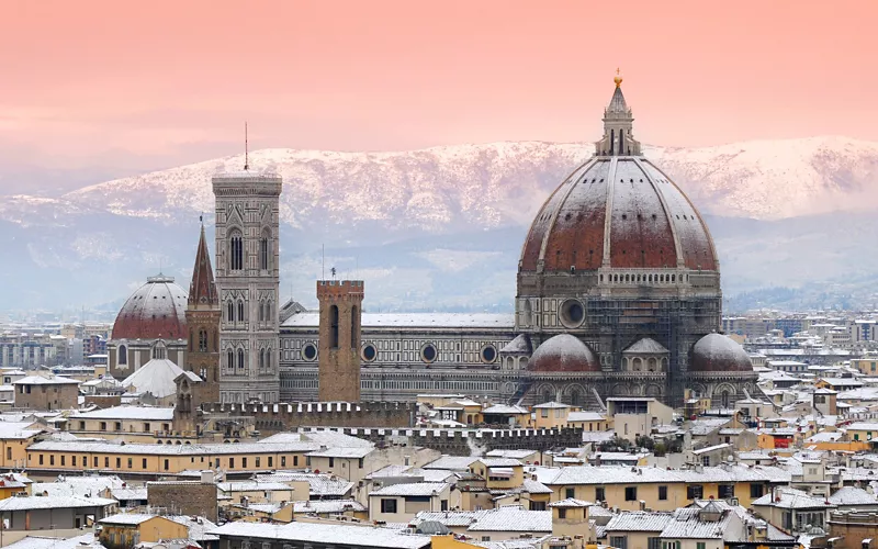 Catedral de Santa María del Fiore cubierta de nieve