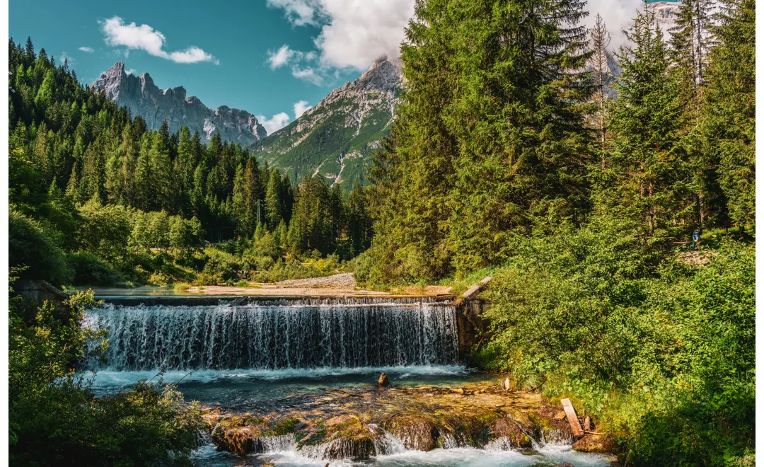 Torrente en los Dolomitas de Sexten en Tirol del Sur