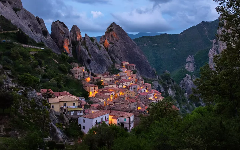 El pueblo de Pietrapertosa en los Dolomitas