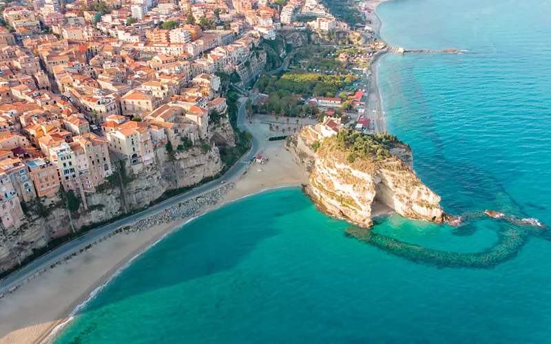 Vista de la costa de Tropea en Calabria