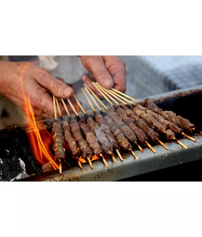 Les arrosticini, fierté et patrimoine de la gastronomie des Abruzzes