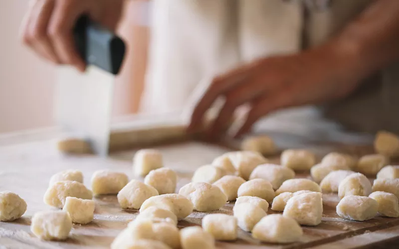 Un cuoco prepare gli gnocchi freschi