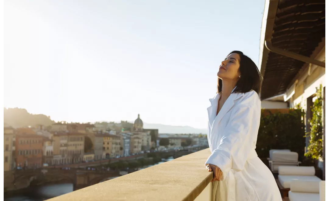 Una donna affacciata al balcone a Firenze