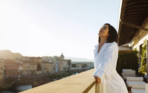 Una donna affacciata al balcone a Firenze