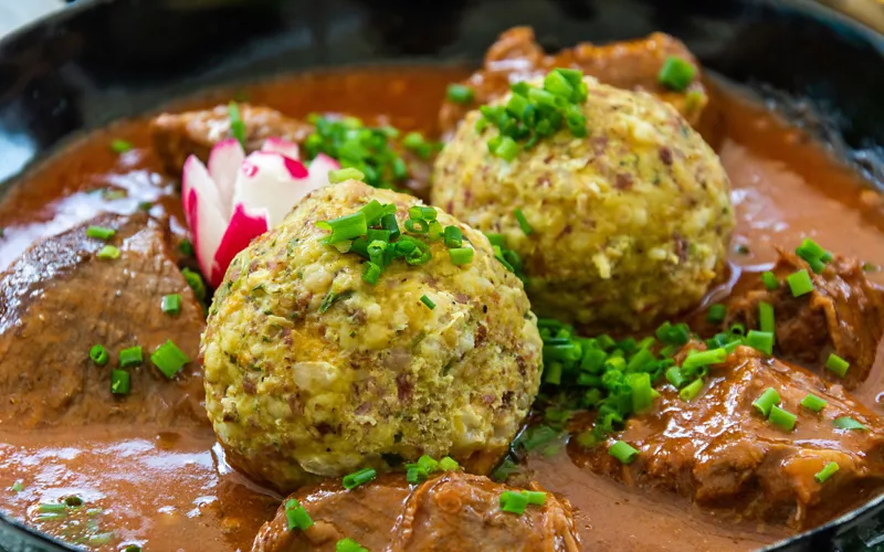 Gulash y Zelten: las tentaciones de la gastronomía local 