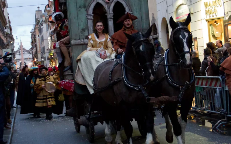 Desfile de máscaras a caballo en el Carnaval de Roma